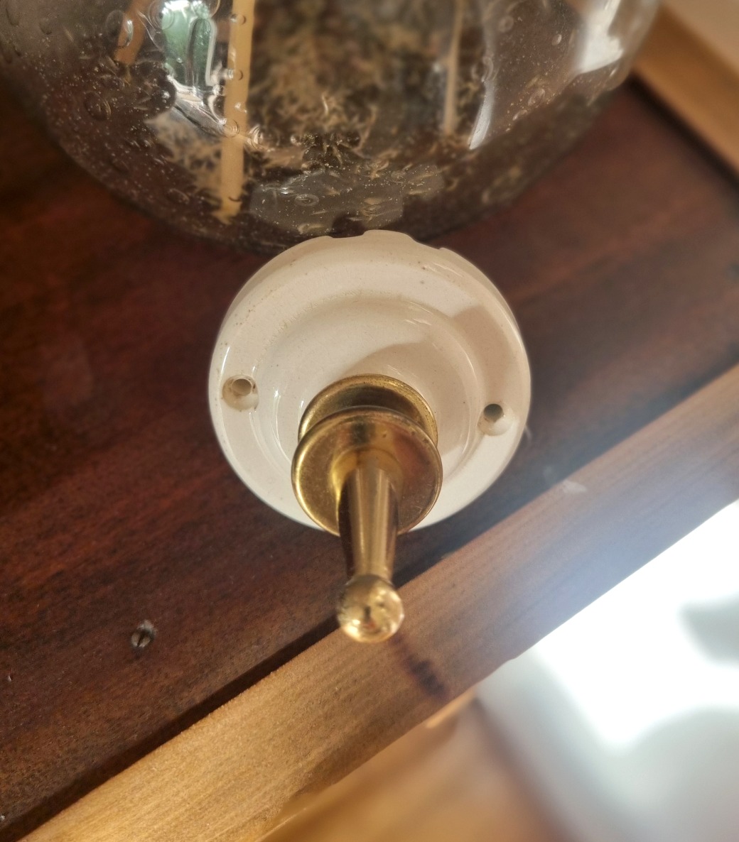 Patère murale en céramique pour suspendre une lampe baladeuse - Création upcycling Bloomis