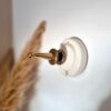 Patère murale en céramique pour suspendre une lampe baladeuse - Création upcycling Bloomis