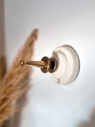 Patère murale en céramique pour suspendre une lampe baladeuse - Création upcycling Bloomis