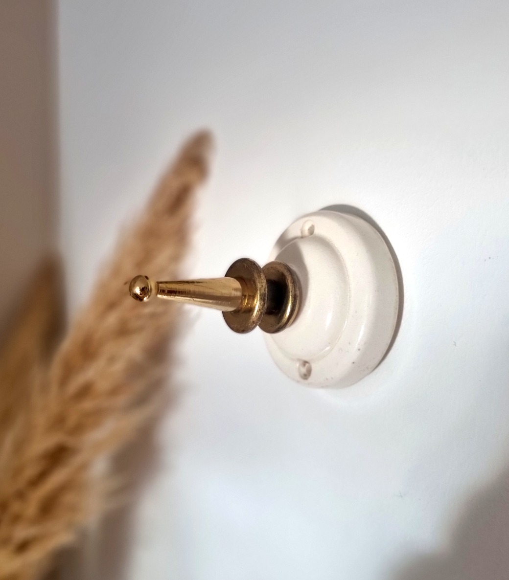 Patère murale en céramique pour suspendre une lampe baladeuse - Création upcycling Bloomis