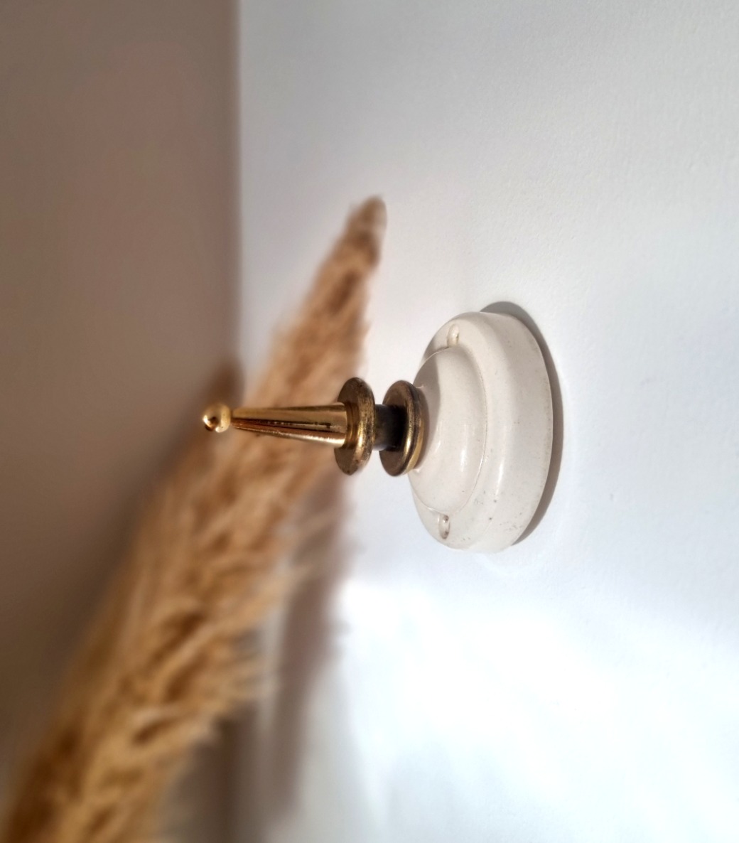 Patère murale en céramique pour suspendre une lampe baladeuse - Création upcycling Bloomis