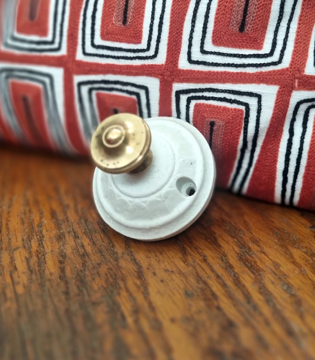 Patère murale en porcelaine et bouton laiton - Création upcycling Bloomis
