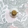 patere-rosace-porcelaine-accroche-mural-upcycling-lampe-baladeuse-decoration-maison_bloomis Patère murale en porcelaine et bouton laiton - Création upcycling Bloomis