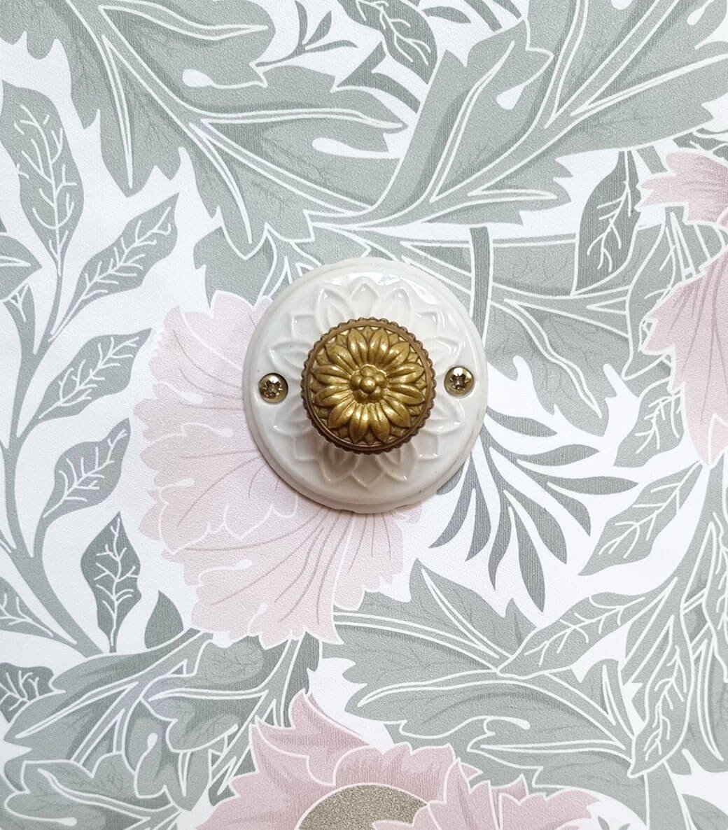 patere-rosace-porcelaine-accroche-mural-upcycling-lampe-baladeuse-decoration-maison_bloomis Patère murale en porcelaine et bouton laiton - Création upcycling Bloomis
