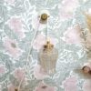 patere-rosace-porcelaine-moulure-accroche-mur-upcycling-lampe-baladeuse-deco-maison_bloomis Patère murale en porcelaine et bouton laiton - Création upcycling Bloomis