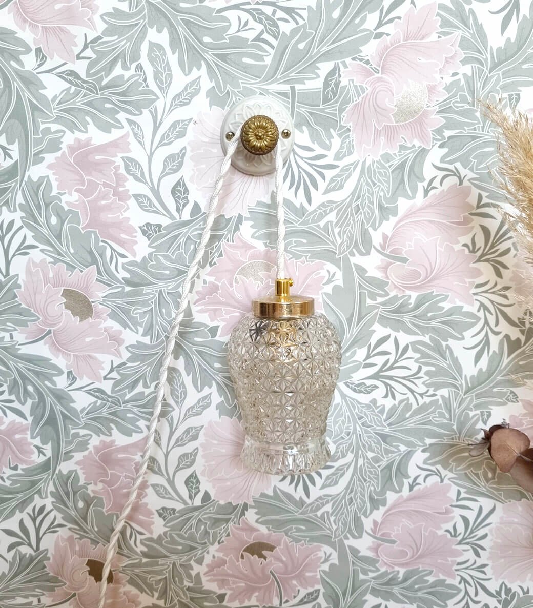 patere-rosace-porcelaine-moulure-accroche-mur-upcycling-lampe-baladeuse-deco-maison_bloomis Patère murale en porcelaine et bouton laiton - Création upcycling Bloomis