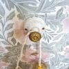 patere-rosace-porcelaine-moulure-accroche-mur-upcycling-lampe-baladeuse-decoration-maison_bloomis Patère murale en porcelaine et bouton laiton - Création upcycling Bloomis