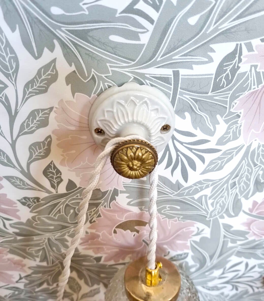 patere-rosace-porcelaine-moulure-accroche-mur-upcycling-lampe-baladeuse-decoration-maison_bloomis Patère murale en porcelaine et bouton laiton - Création upcycling Bloomis