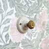 patere-rosace-porcelaine-moulure-accroche-mural-upcycling-lampe-baladeuse-decoration-maison_bloomis Patère murale en porcelaine et bouton laiton - Création upcycling Bloomis