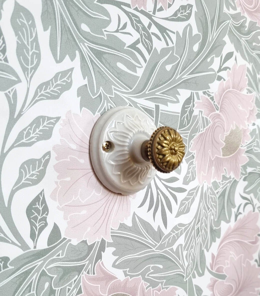 patere-rosace-porcelaine-moulure-accroche-mural-upcycling-lampe-baladeuse-decoration-maison_bloomis Patère murale en porcelaine et bouton laiton - Création upcycling Bloomis