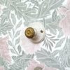patere-rosace-porcelaine-moulure-accroche-murale-upcycling-lampe-baladeuse-decoration-maison_bloomis Patère murale en porcelaine et bouton laiton - Création upcycling Bloomis