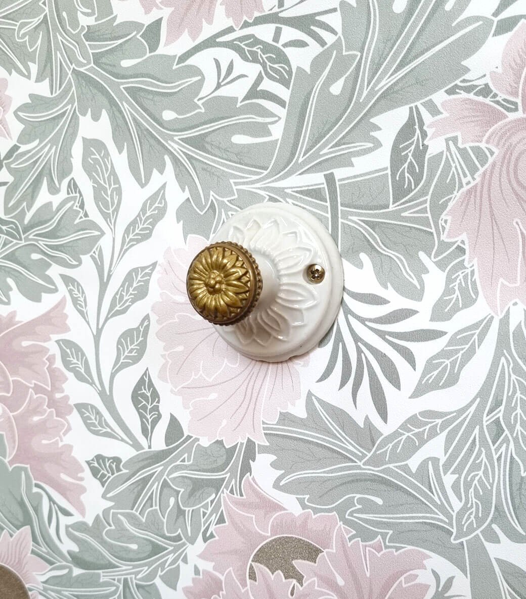 patere-rosace-porcelaine-moulure-accroche-murale-upcycling-lampe-baladeuse-decoration-maison_bloomis Patère murale en porcelaine et bouton laiton - Création upcycling Bloomis