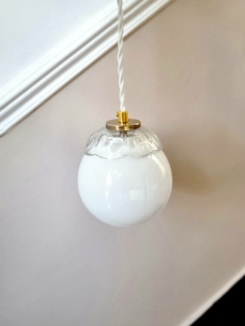 Lampe baladeuse globe en opaline et bobèche en verre. Luminaire upcycling Bloomis