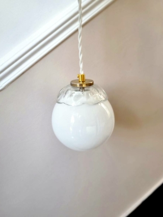 Lampe baladeuse globe en opaline et bobèche en verre. Luminaire upcycling Bloomis