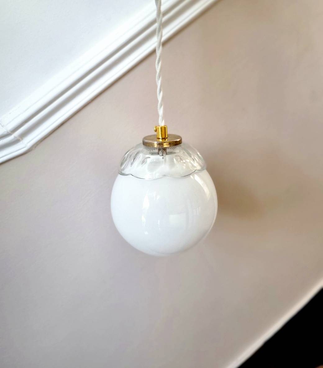 lampe-baladeuse- globe-opaline-bobeche-verre-upcycling-luminaire-ancien-creation_bloomis Lampe baladeuse globe en opaline et bobèche en verre. Luminaire upcycling Bloomis