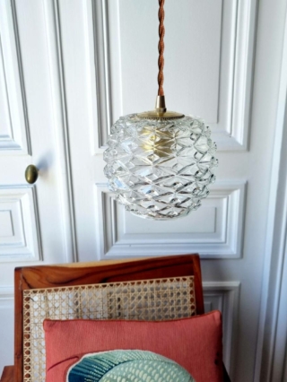 Lampe baladeuse globe verre facetté et son cordon tressé à personnaliser. Luminaire vintage Bloomis