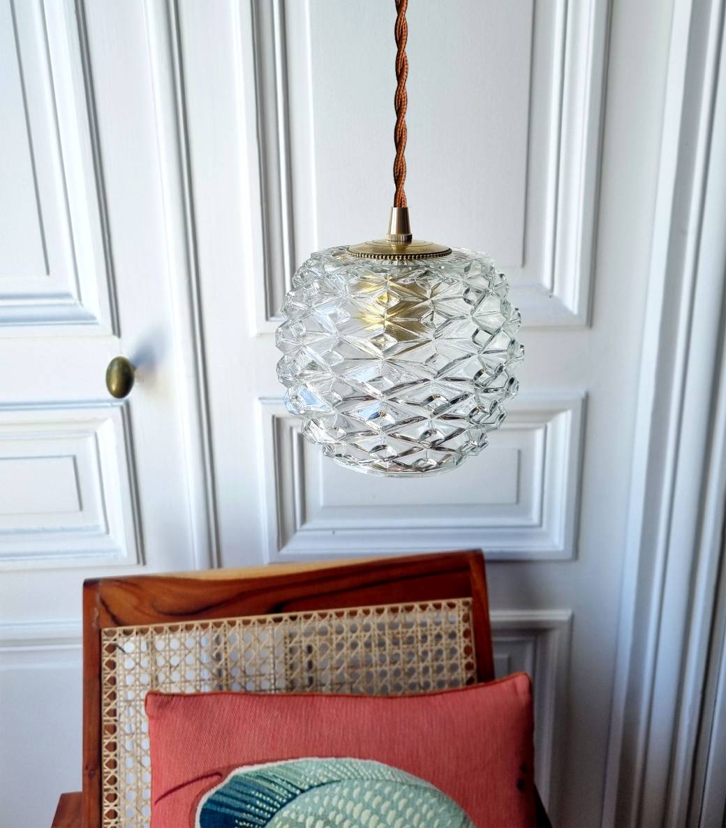 Lampe baladeuse globe verre facetté et son cordon tressé à personnaliser. Luminaire vintage Bloomis