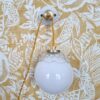 patere-blanche-murale-accroche-baladeuse-decoration-upcycling-vintage_bloomis Patère murale en porcelaine pour suspendre une lampe baladeuse - Création upcycling Bloomis