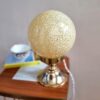 Lampe à poser globe boule en verre de clichy jaune. Luminaire vintage art déco Bloomis