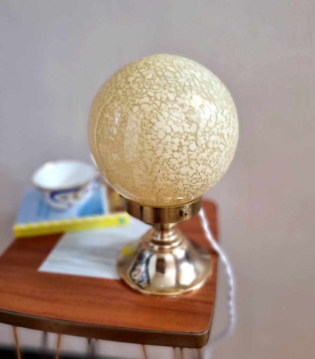 Lampe à poser globe boule en verre de clichy jaune. Luminaire vintage art déco Bloomis