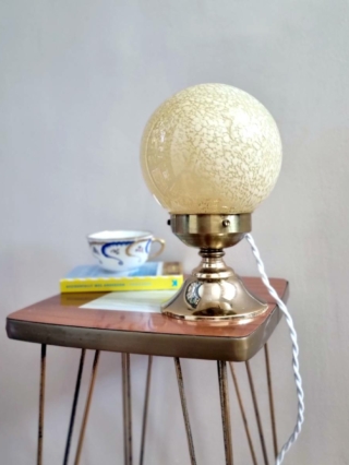 Lampe à poser globe boule en verre de clichy jaune. Luminaire vintage art déco Bloomis