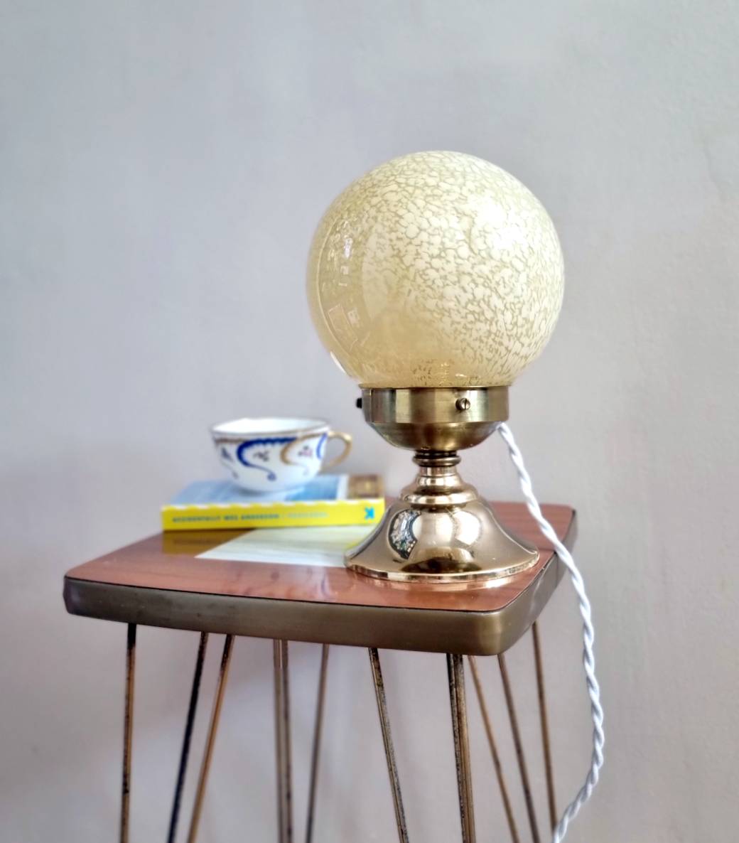 Lampe à poser globe boule en verre de clichy jaune. Luminaire vintage art déco Bloomis