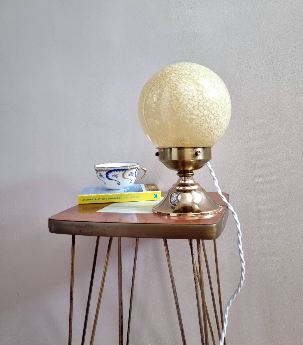 Lampe à poser globe boule en verre de clichy jaune. Luminaire vintage art déco Bloomis