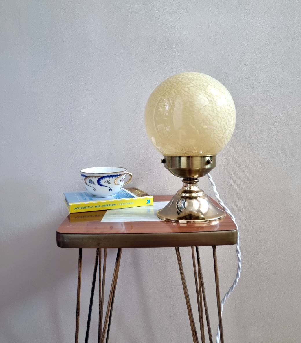 Lampe à poser globe boule en verre de clichy jaune. Luminaire vintage art déco Bloomis