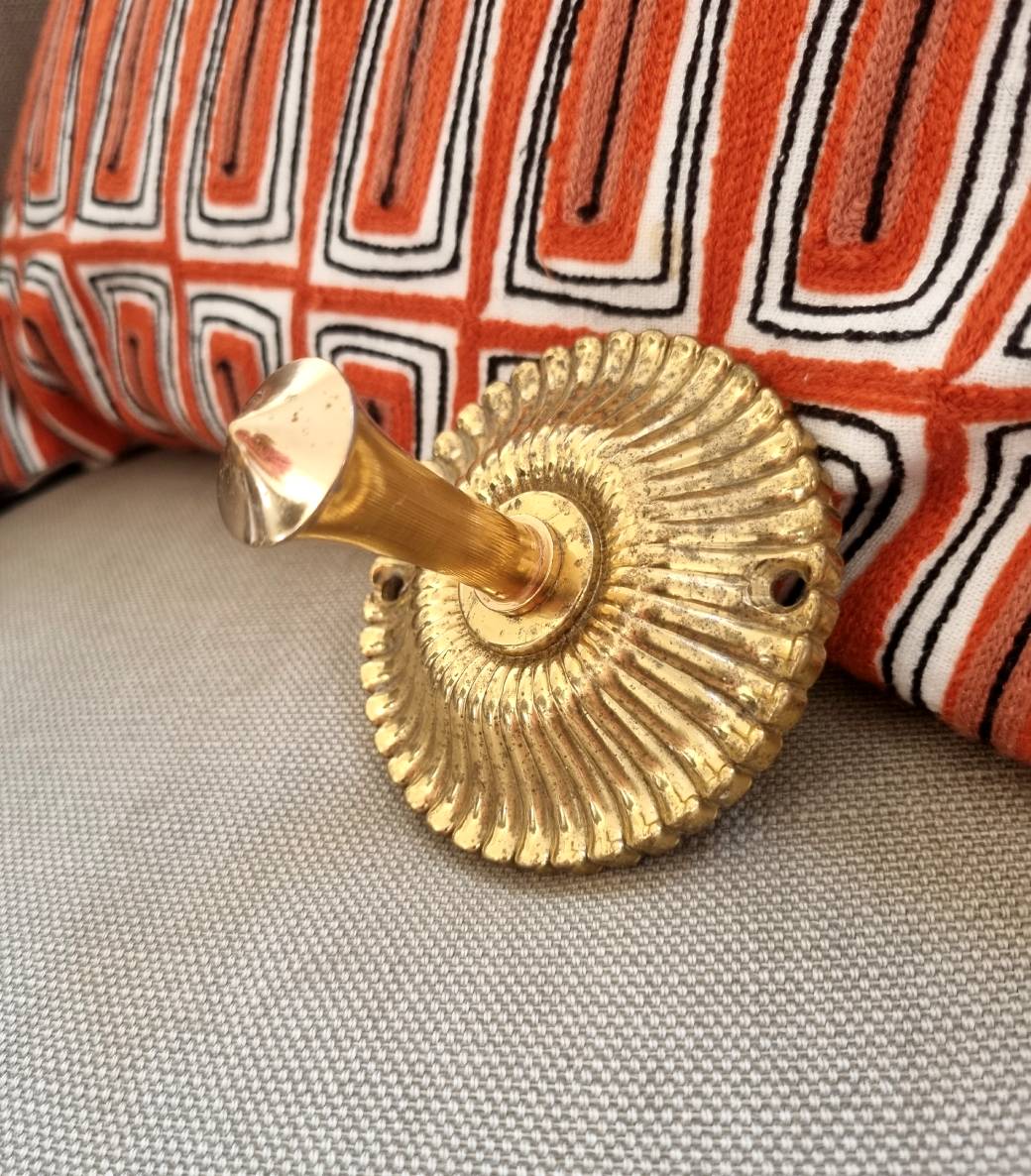 patere-metal-dore-ancien-upcycling-accroche-murale-lampe-baladeuse_bloomis