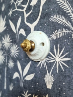 patere-mur-porcelaine-composition-suspendre-baladeuse-decoration-upcycling_bloomis