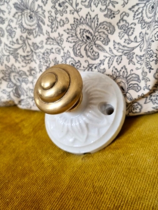 patere-murale-porcelaine-bouton-laiton-suspendre-baladeuse-deco-upcycling_bloomis