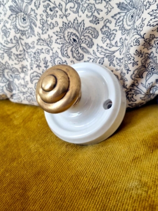 patere-murale-porcelaine-laiton-accroche-baladeuse-deco-upcycling_bloomis