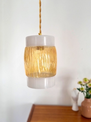 Luminaire-suspension-globe-vintage-verre-ambre-seventies-fil-or_bloomis