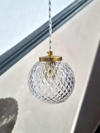 lampe-baladeuse-globe-verre-cristal-facette-ancien-upcycling-decoration-fil-blanc_bloomis