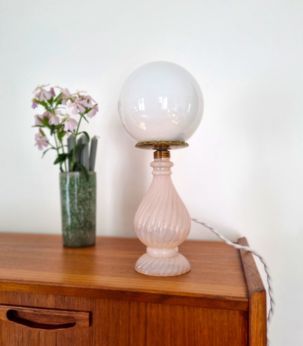 lampe-globe-opaline-rose-blanc-vintage-ancien-upcycled_bloomis