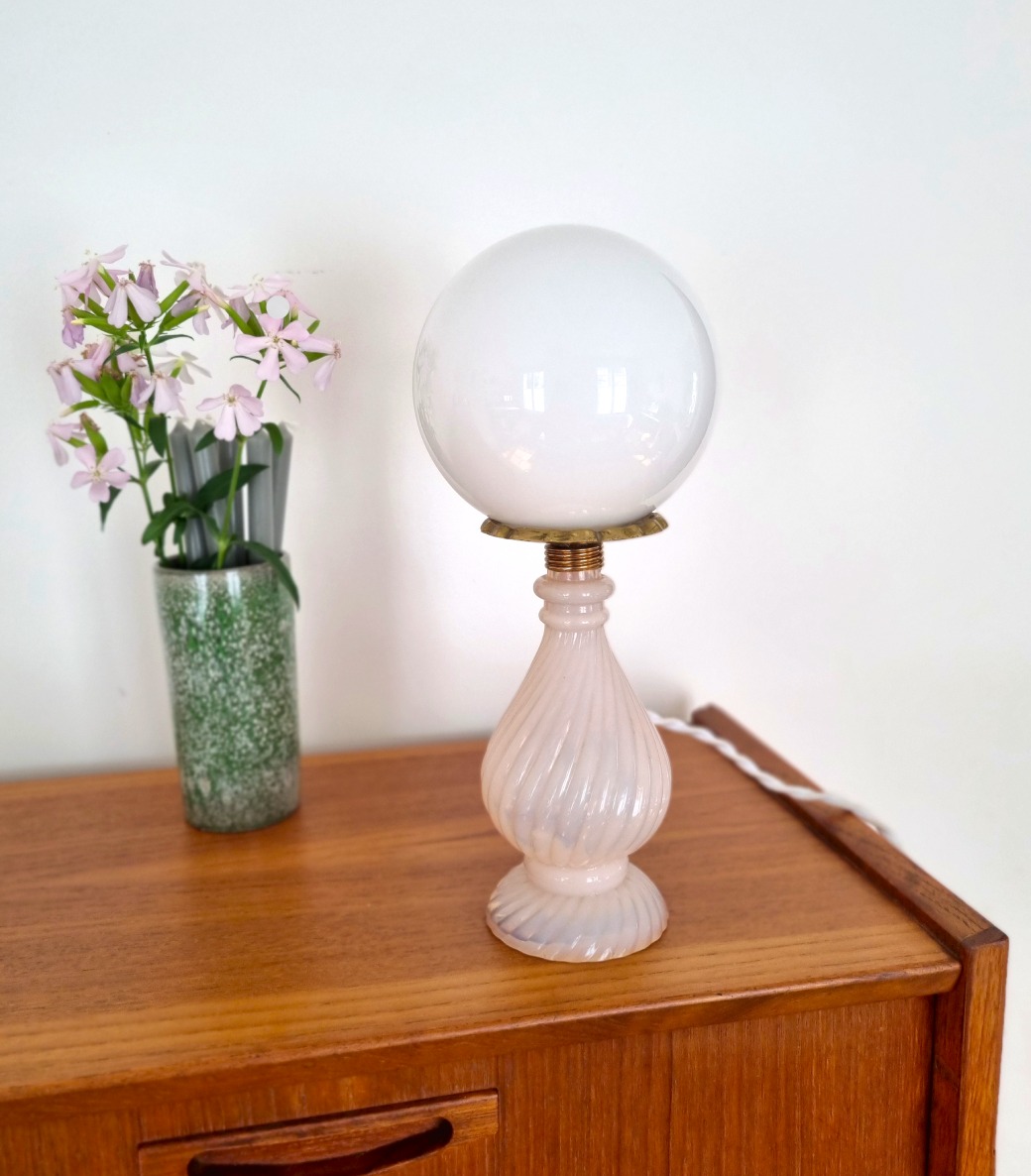lampe-globe-opaline-rose-blanc-vintage-ancien-upcycling_bloomis