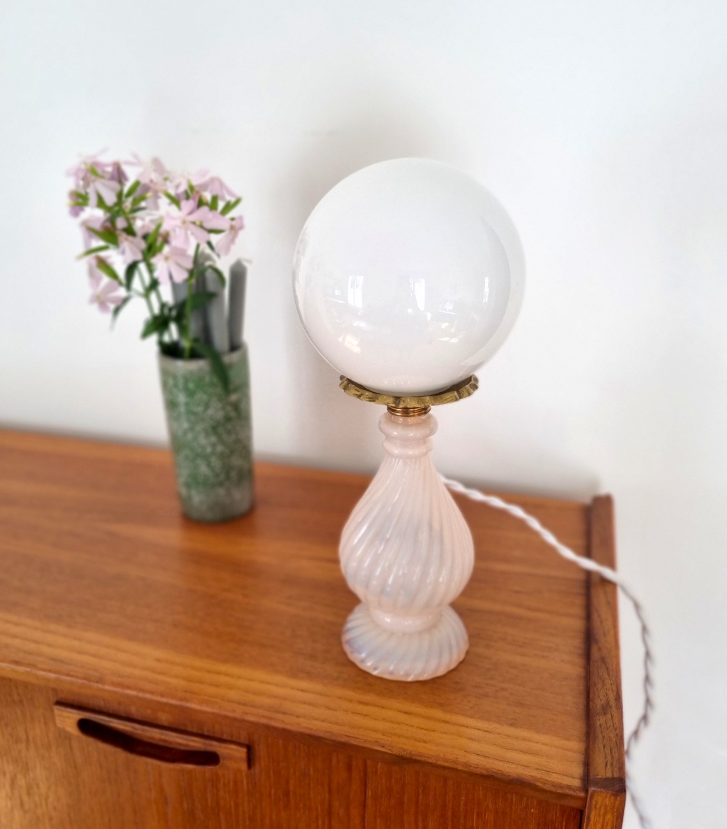 lampe-globe-opaline-rose-blanc-vintage-retro-upcycling_bloomis