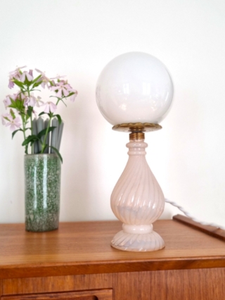 lampe-opaline-rose-pied-torsade-globe-blanc-vintage-ancien-upcycled_bloomis