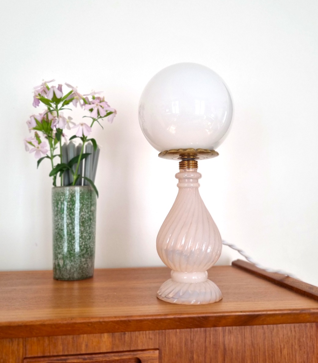 lampe-opaline-rose-pied-torsade-globe-blanc-vintage-ancien-upcycled_bloomis