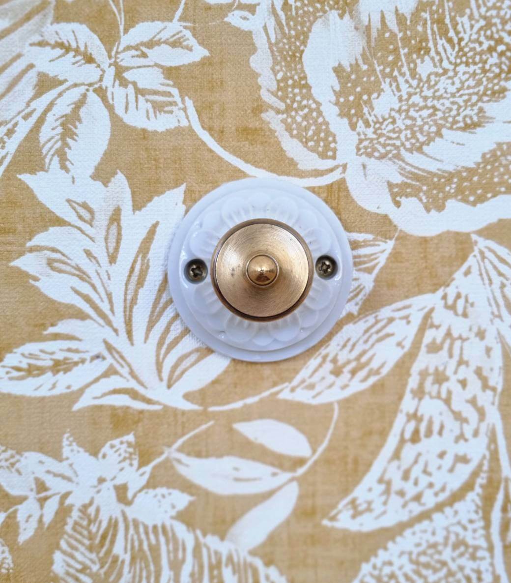 patere-rosace-porcelaine-blanche-accroche-lampe-mur-decoration-upcycling-vintage_bloomis