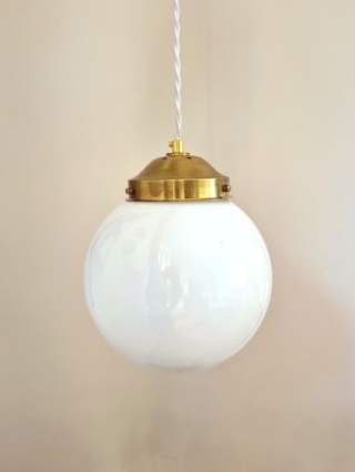 suspension-globe-boule-opaline-blanc-griffe-laiton-luminaire-upcycling-fil-torsade_bloomis