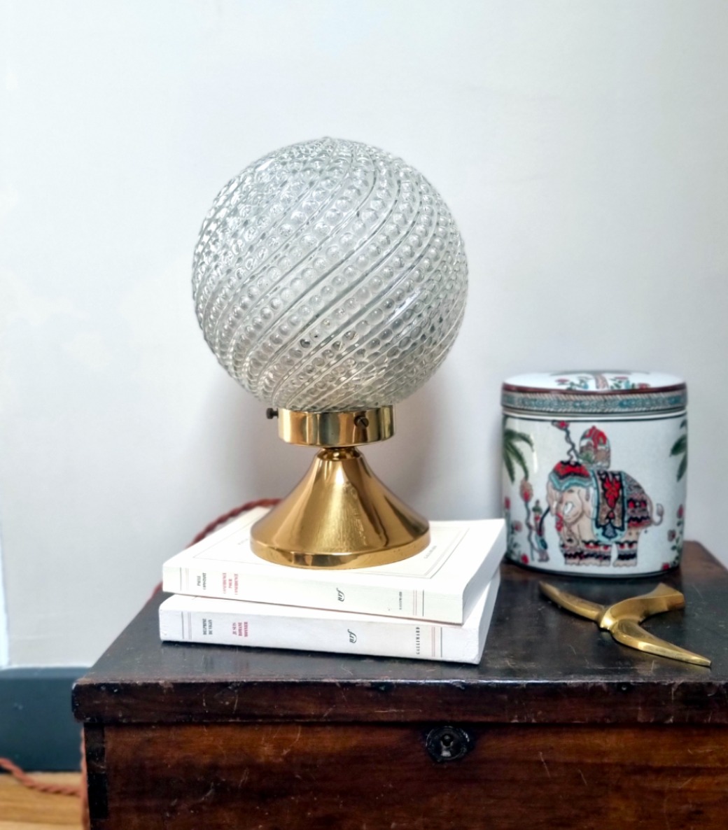 lampe-a-poser-globe-vintage-verre-relief-decoration-upcycled-creation_bloomis